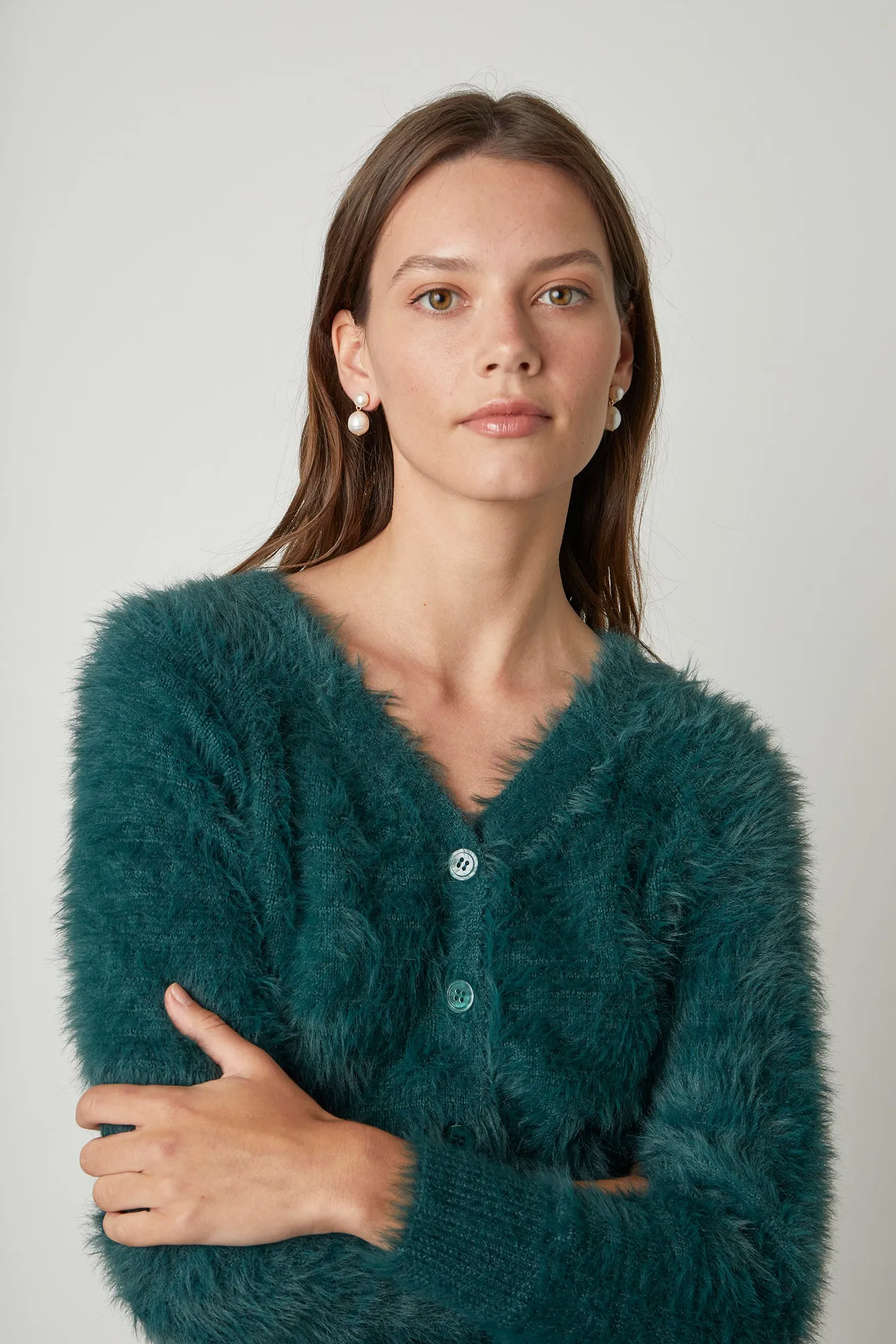 ELLE FEATHERED YARN CROPPED CARDIGAN IN FERN